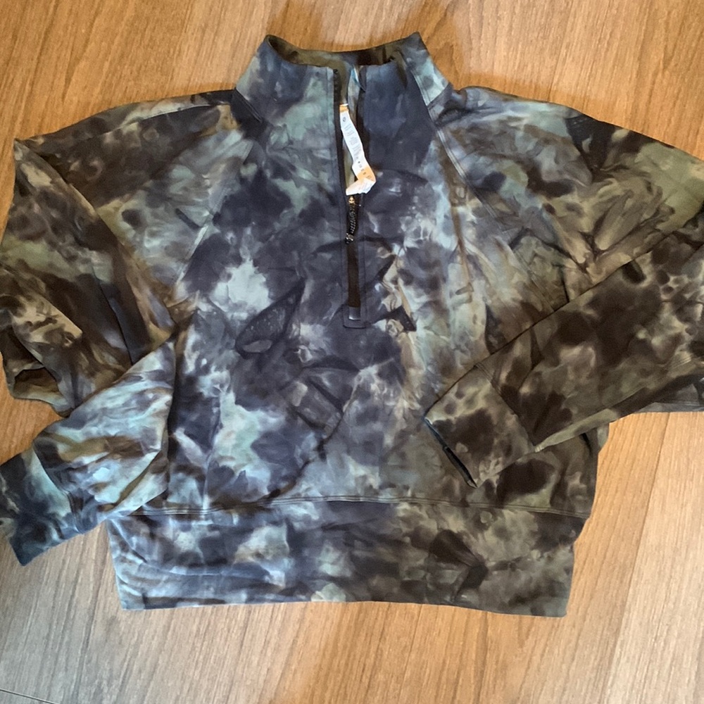 Size 10 Lulu 1/2 zip crop sweater.